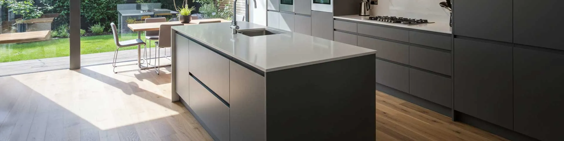 Cocina con isla y muebles de cajones, ambiente del sitio de EuroHard
